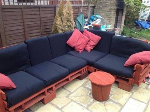 salon de jardin extérieur fait avec des palettes