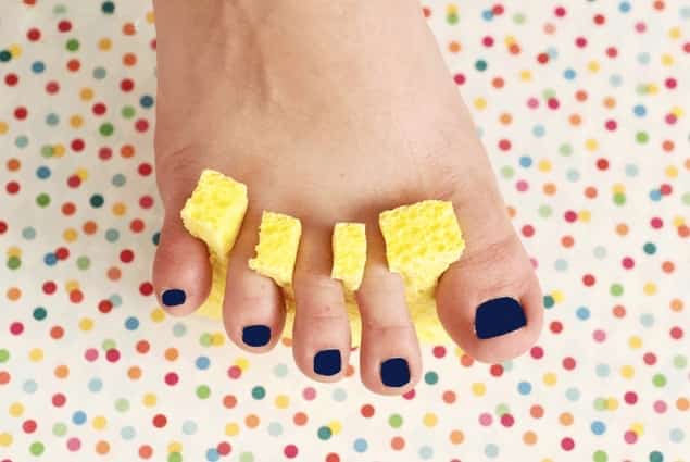 séparateur orteil fait maison éponge