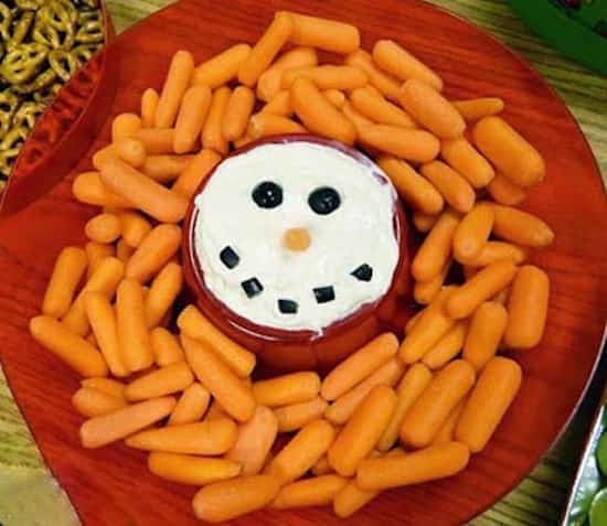 un dips de fromage et carottes en bonhomme de neige
