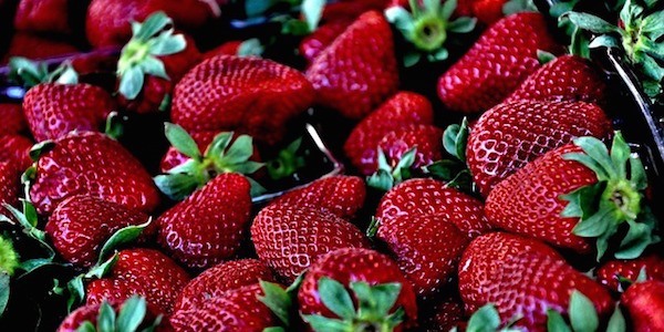 Here's how to use strawberries for the treatment of skin blemishes. 