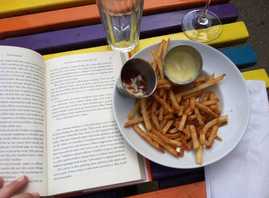 Sortez déjeuner tout seul pour vous calmer