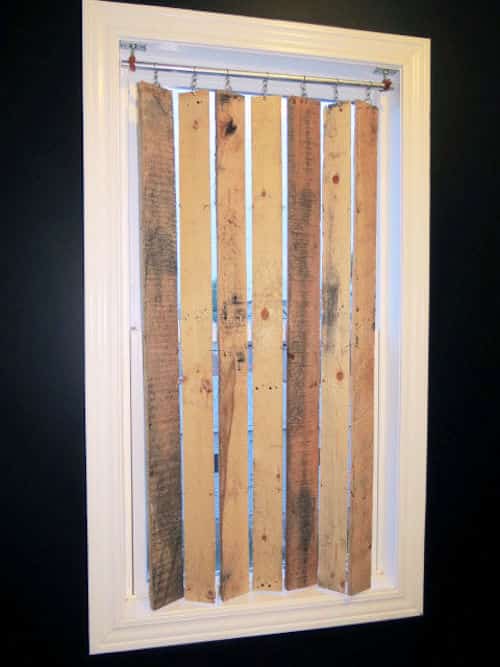 Stores verticaux en palette de bois