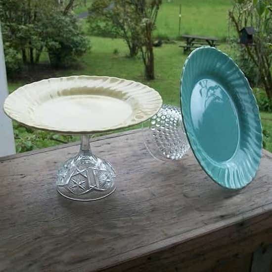 support de gâteau avec une base de vaisselle en cristal