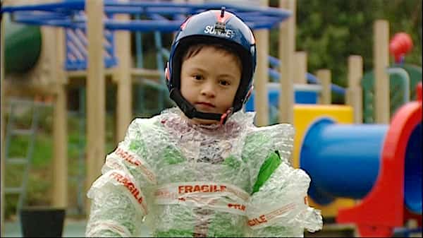 Enfants complètement protégé pour faire du vélo