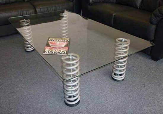 Table basse en verre avec des pieds en amortisseurs