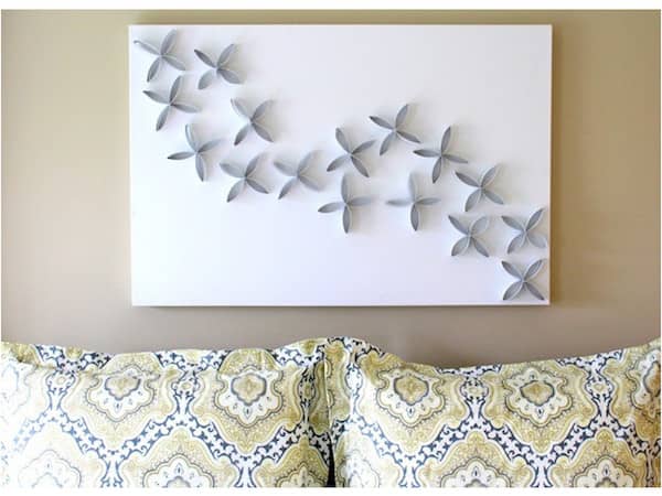 un tableau décoratif fait avec des rouleaux de papier toilette vide