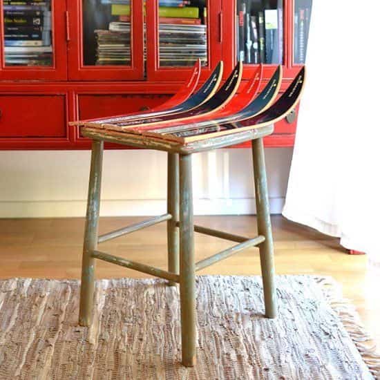 ski recyclés pour fabriquer un tabouret original