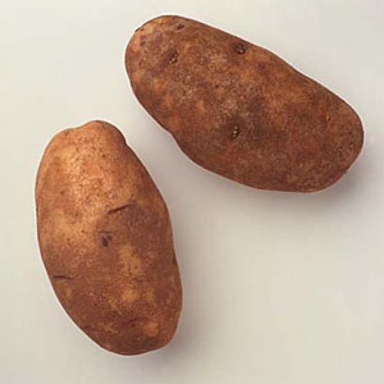 une patate coupée en deux enlève les taches de boue