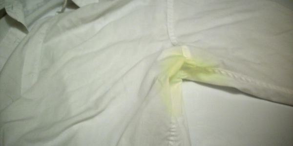 Comment faire pour se débarrasser des taches jaunes gênantes sous les bras ?