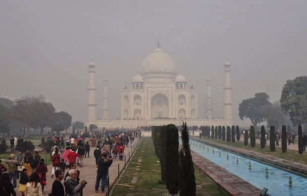 Taj Mahal plein de pollution