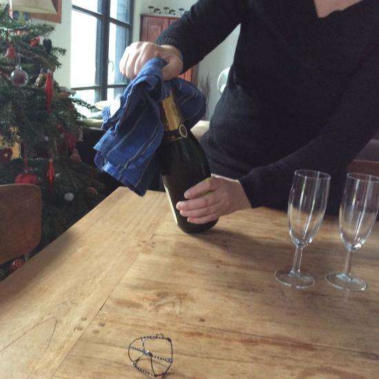 L'Astuce Pour Ouvrir Une Bouteille De Champagne SANS Faire De Bruit ...