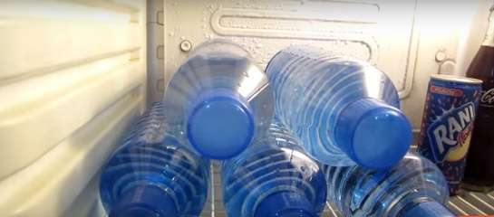 astuce pour tenir les bouteilles dans frigo