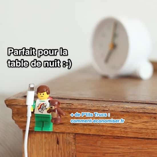 Le lego tient le câble de l'iPhone