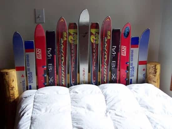 tête de lit original avec des skis recyclés