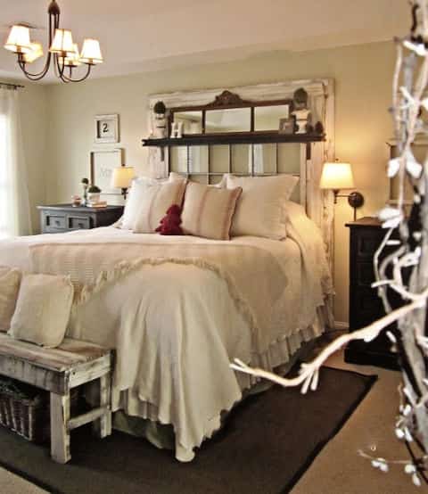 une fenêtre transformée en tête de lit