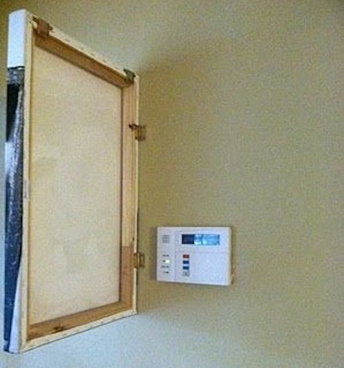 Cachez votre thermostat en accrochant un tableau Ã  votre mur avec des charniÃ¨res. 