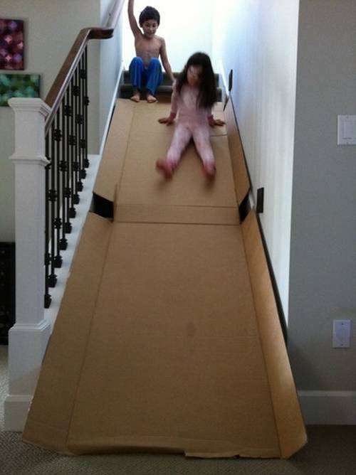 Utilisez du carton pour fare un toboggan dans la maison