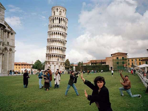 Tour de pise avec plein de monde qui prend des photos