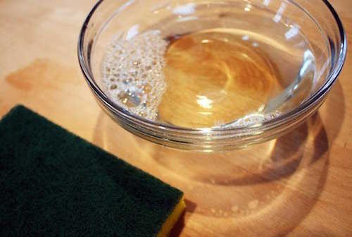 Trempez éponge dans liquide vaisselle