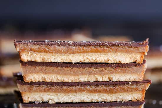 Une belle pile de Twix maison sans gluten prêts à être déguster.