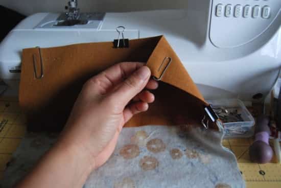 des trombones et des pinces à dessin maintiennent une pièce de tissu