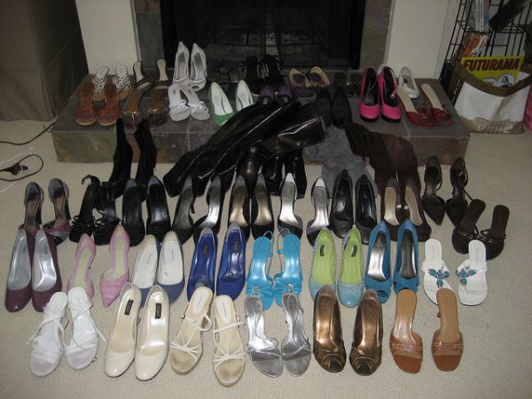 Des dizaines de paires de chaussures qui ne servent à rien