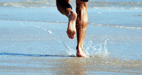 Les jambes d'une personne qui court