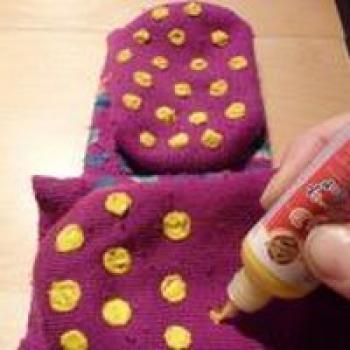 chaussette violette pour enfant avec de la peinture sous la chaussette pour éviter de glisser