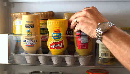 utilisez une boite d'oeufs vide pour ranger les bouteilles de sauce à l'envers
