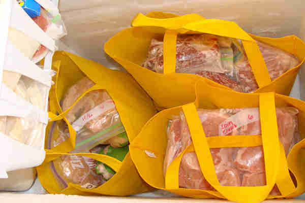 mettez vos aliments congelés dans des sacs réutilisable pour les attraper facilement