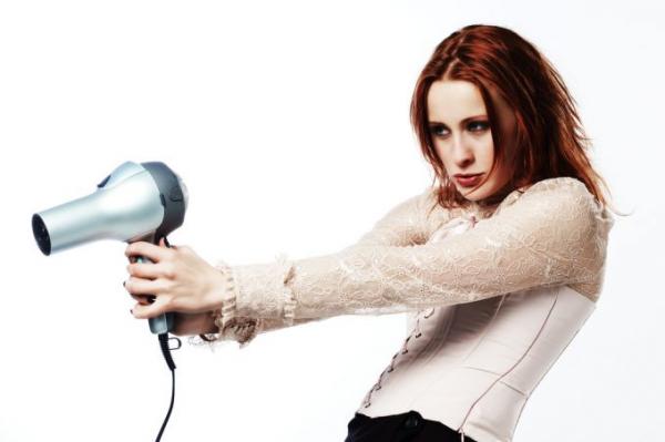 utiliser un sèche cheveux pour éliminer la poussière sur des stores