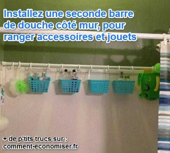ranger les joeuts de bain dans des bacs accrochés à une barre de douche