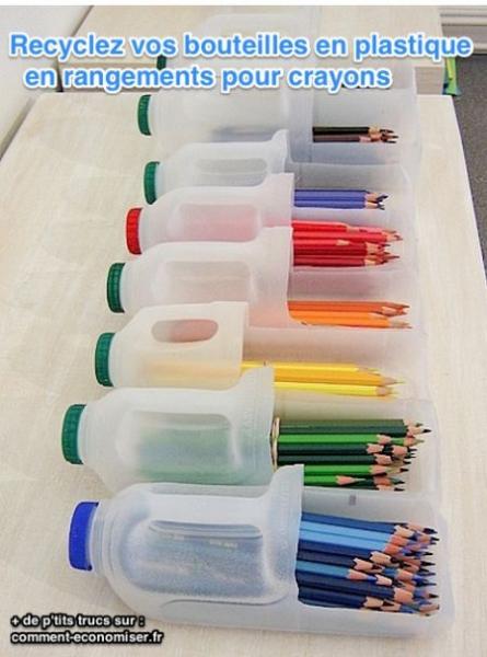 des bouteilles en plastique pour ranger les crayons