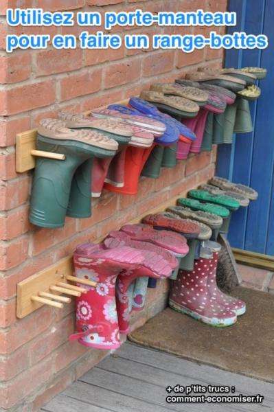 accrochez les bottes de pluie à un porte manteau