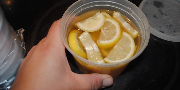 Le citron est extrêmement efficace contre les maux de gorge. 