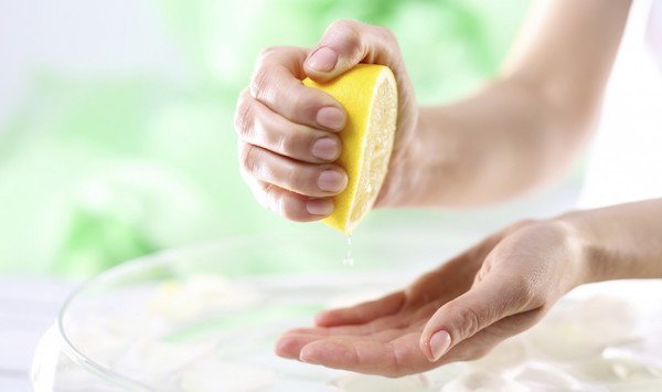 Vous avez des taches pigmentaires ? Le citron peut vous aider à les atténuer.