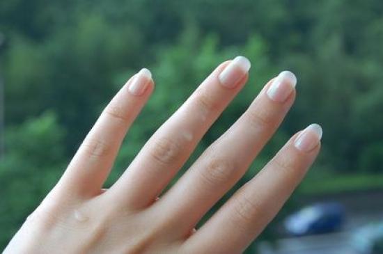 utilisez de la craie pour blanchir vos ongles