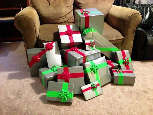 Une super astuce d’emballage de cadeau est d’utiliser du ruban multi-usage ou duct tape.