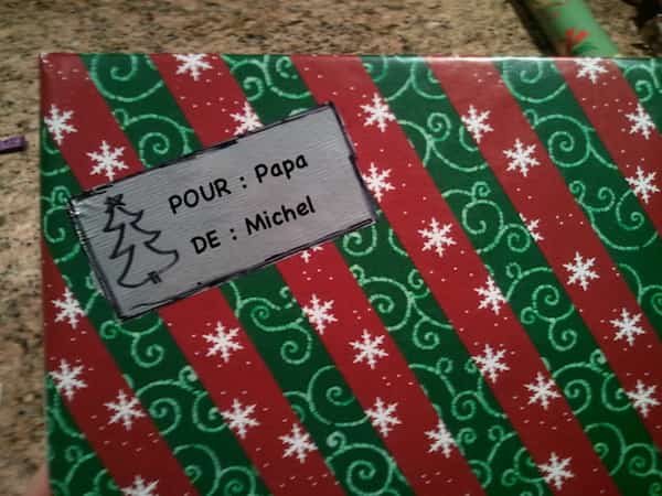 Utilisez du ruban multi-usage ou duct tape pour faire des étiquettes-cadeaux originales
