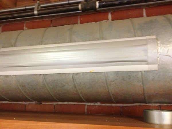 Avec le ruban multi-usage ou duct tape, vous pouvez facilement réparer un conduit d’aération.