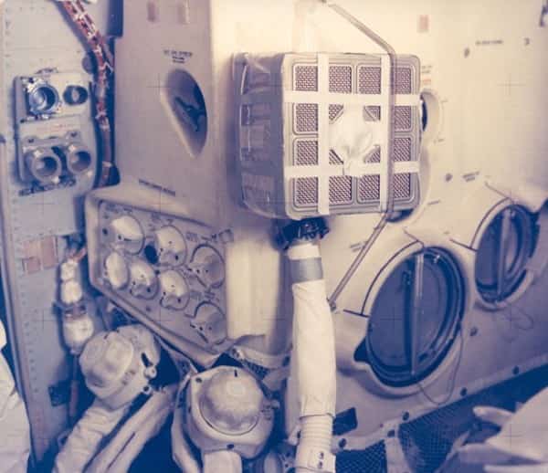 Les astronautes ont utilisé du ruban multi-usage ou duct tape pour réparer leur module de commande.