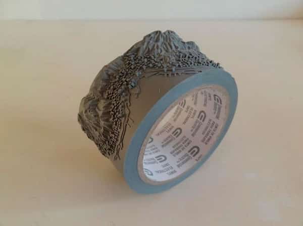 Utilisez du ruban multi-usage ou duct tape pour faire une sculpture miniature.