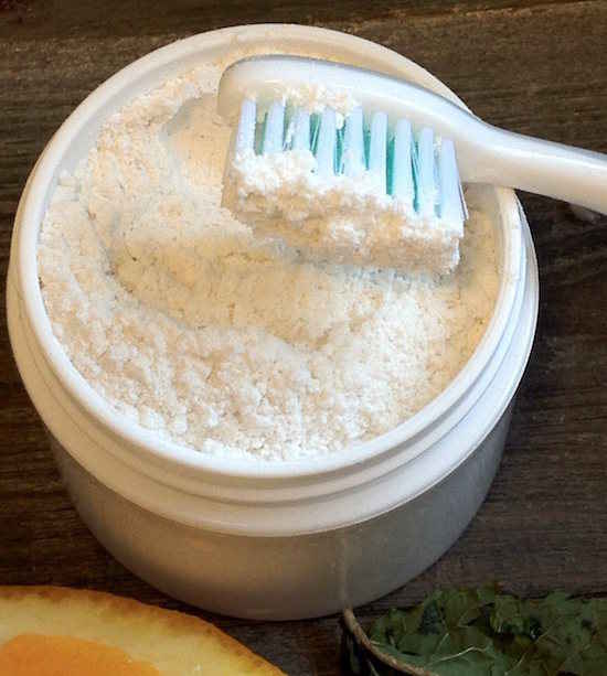 Le poudre à dents à base de cendre de bois est une excellente alternative naturelle aux dentifrices du commerce.