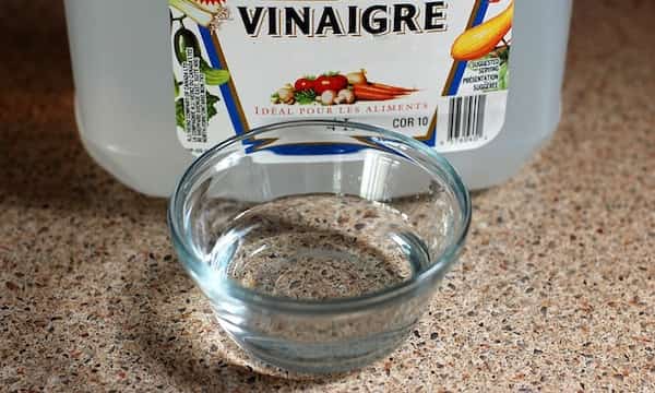 Bidon de vinaigre blanc avec une coupelle transparante