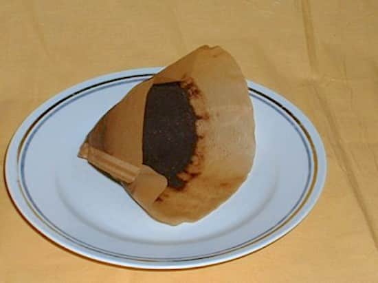 Utilisez un filtre à café usagé pour les pots de fleurs