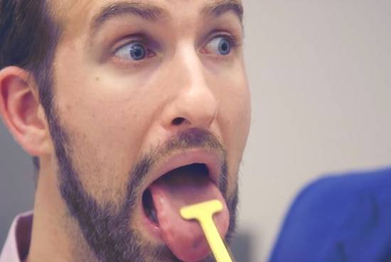 Le gratte langue est la meilleure solution contre la mauvaise haleine