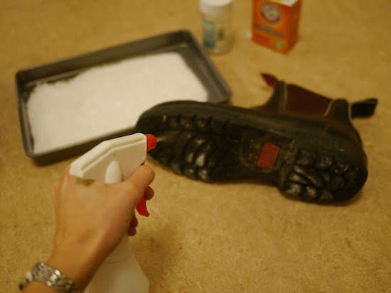 L'eau vaporisée sur la semelle des bottes va aider le bicarbonate à rester accrocher