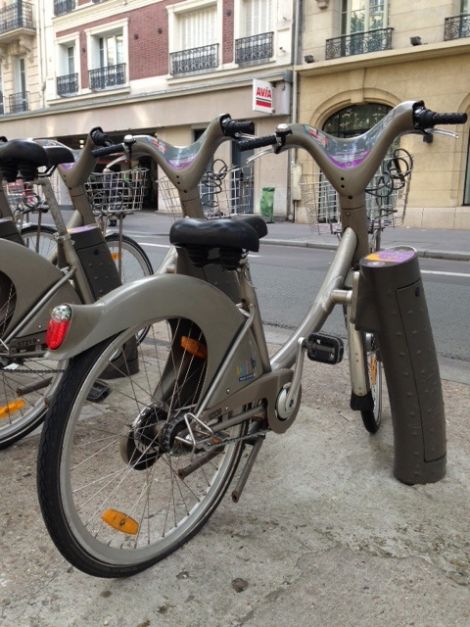 Velib &agrave; la borne avec un pneu arri&egrave;re crev&eacute;