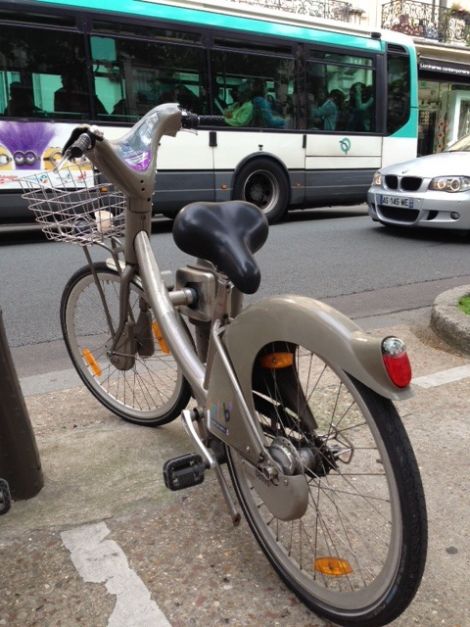 Velib &agrave; la borne avec la selle retourn&eacute;e