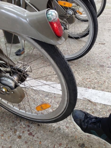 V&eacute;rification de la pression du pneu arri&egrave;re du velib avec le pied